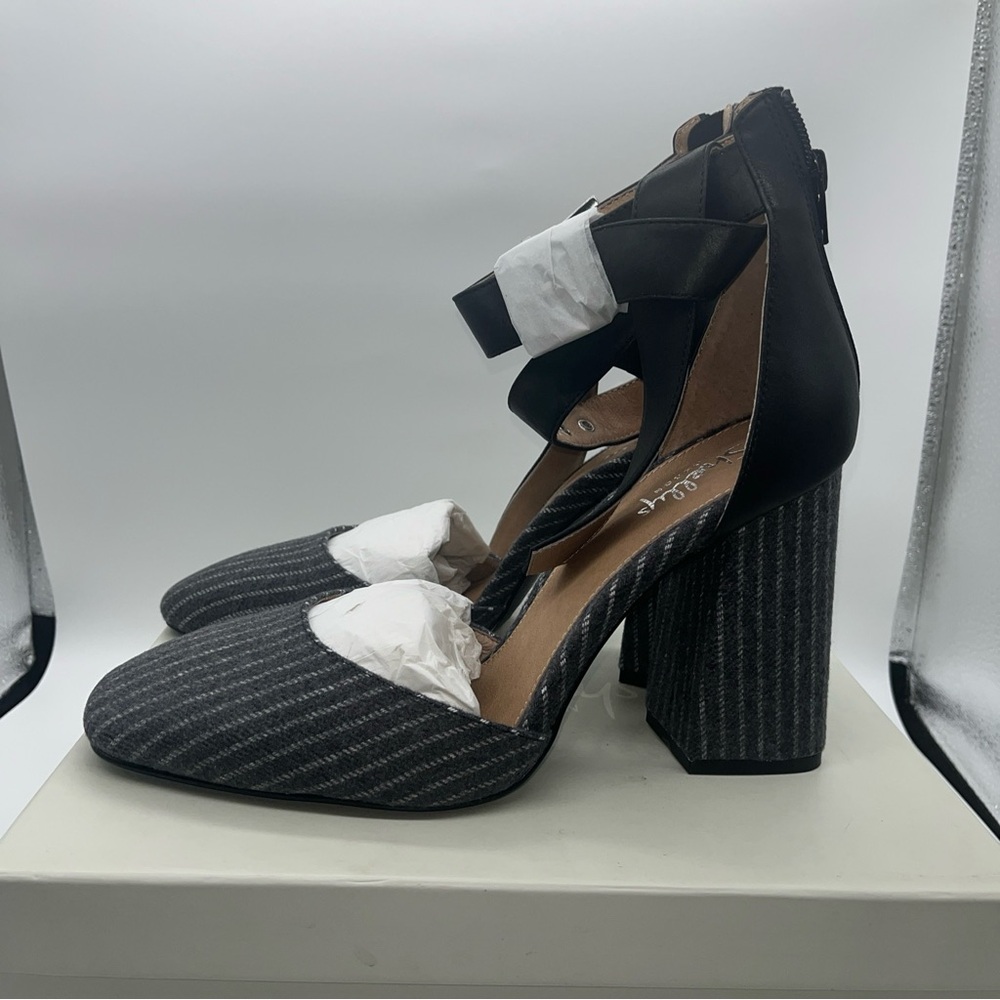 Shellys London Gillian Black Gray Pump Pinstripe Fabric & Leather Heels Sz 10